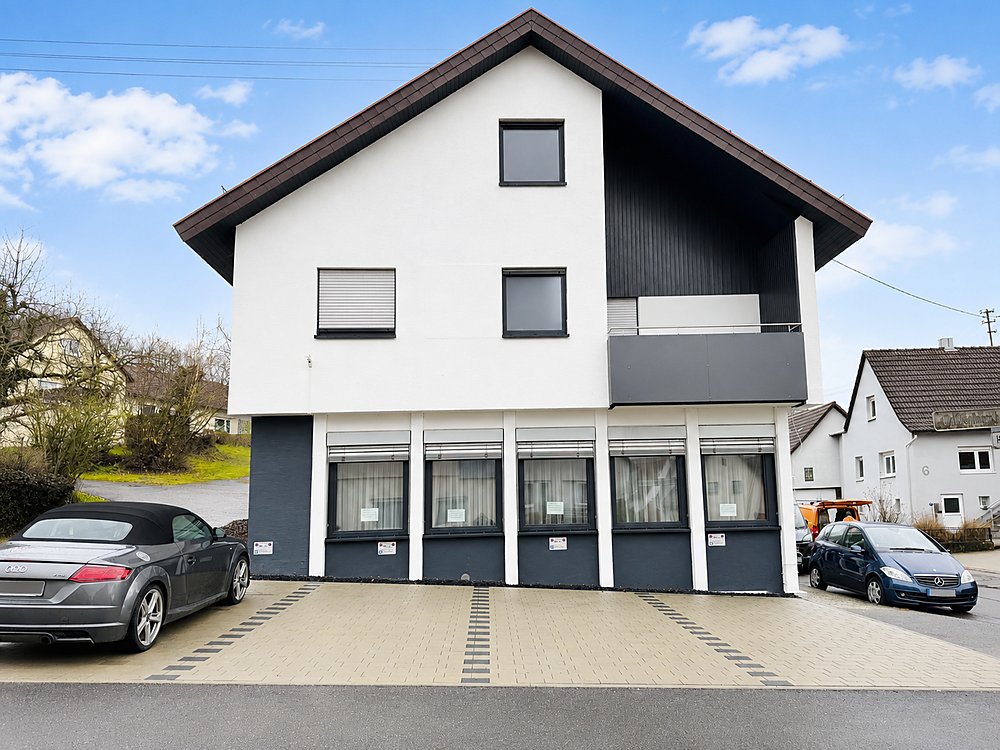 Außenansicht, symmetrische Fassade